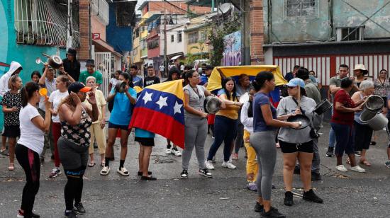 Mientras Caracas protesta, Nicolás Maduro recibe credenciales como presidente de Venezuela