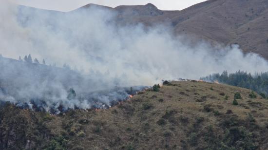 Incendio forestal en la parroquia San Joaquín, en Cuenca, provincia del Azuay, se mantiene activo este 29 de julio de 2024.