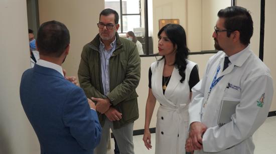 Eduardo Peña, presidente del Consejo Directivo del IESS, junto a María José Agusto, exdirectora del Seguro de Salud, en una visita al Hospital de Especialidades José Carrasco Arteaga, de Cuenca, el 15 de julio de 2024.