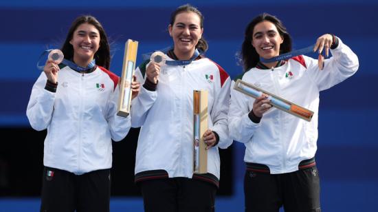 Ángela Ruiz, Alejandra Valencia y Ana Paula Vázquez reciben su medalla de bronce tras su participación en tiro con arco por equipos el lunes 29 de julio de 2024.