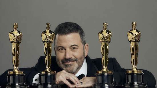 Jimmy Kimmel con cuatro estatuillas de los premios Óscar.