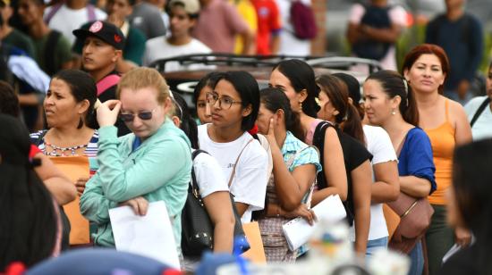 Mujeres en busca de empleo, en Manta, el 15 de abril de 2024.