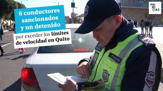 Seis personas sancionadas y un detenido por exceder los límites de velocidad en una vía urbana de Quito, fue el resultado de un operativo de 60 minutos realizado al sur de la capital en la avenida Quitumbe Ñan. Los agentes de tránsito se ubicaron en el sector de la Plataforma Gubernamental del Sur, la mañana del martes 30 de julio.