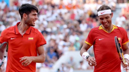 Carlos Alcaraz y Rafael Nadal festejan su paso a cuartos de final en doble en los Juegos Olímpicos de París 2024.