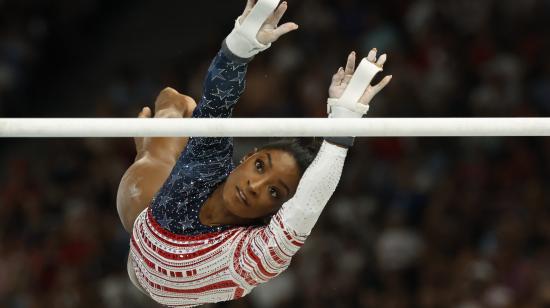 La gimnasta estadounidense Simone Biles en la prueba de Barras Asimétricas durante la final de Gimnasia Artística en Equipos Femenino, en los Juegos Olímpicos de París, el 30 de julio de 2024.