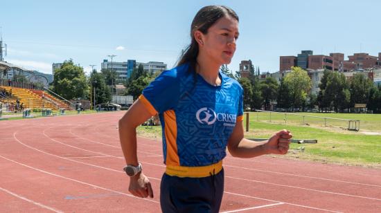 Glenda Morejón, durante un entrenamiento en la Pista Los Chasquis, en Quito.