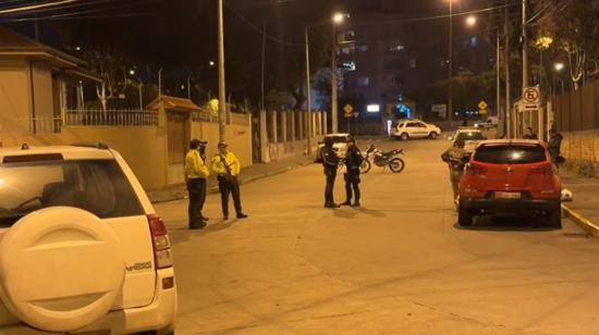 Policías toman procedimiento y verifican un vehículo que fue abandonado en la zona del ataque, en Cuenca, la noche de este 30 de julio de 2024.