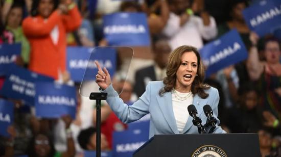 La vicepresidenta estadounidense, Kamala Harris, habla durante un mitin de campaña en el Georgia State Convocation Center en Atlanta, Georgia, EE.UU., el 30 de julio de 2024.