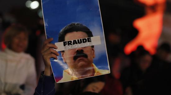 Una venezolano sostiene un cartel que dice "Fraude Venezuela" durante una protesta este martes 30 de julio de 2024 en Ciudad de México (México).