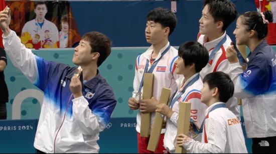 Deportistas de Corea del Norte y Sur tomándose una selfie durante la premiación de los Juegos Olímpicos en París, 31 de julio de 2024.