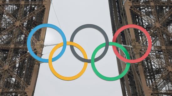 Vista de los aros olímpicos colocados en la Torre Eiffel, horas antes de la ceremonia de inauguración de los Juegos Olímpicos de París