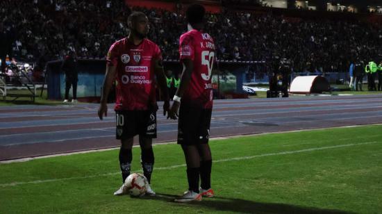 Junior Sornoza y Keny Arroyo, durante el partido ante Olmedo en Riobamba, por Copa Ecuador, el 31 de julio de 2024.