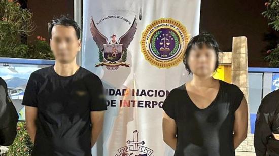 Fotografía publicada el 1 de agosto de 2024 de dos ciudadanos chinos con notificación roja en la Interpol detenidos por la Policía Nacional en Guayaquil.