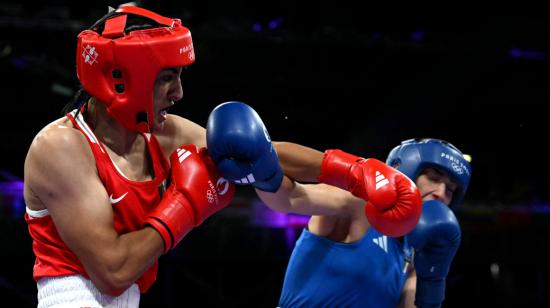 La boxeadora argelina Imane Khelif golpea a la italiana Ángela Carini en los Juegos Olímpicos de París, el 1 de agosto de 2024.