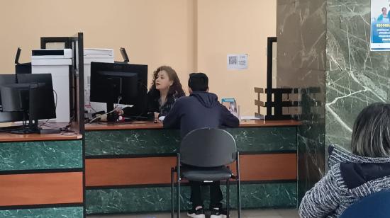 Una persona recibe atención en el Centro de Atención Universal del edificio matriz del IESS, en Quito, el 1 de agosto de 2024.