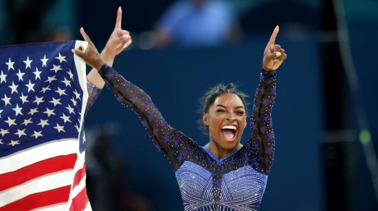 Simone Biles festeja se segunda medalla de oro en los Juegos Olímpicos de París 2024 este jueves 1 de agosto.