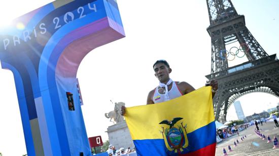 Daniel Pintado, marchista ecuatoriano, celebrando su medalla de oro en París, 1 de agosto de 2024.