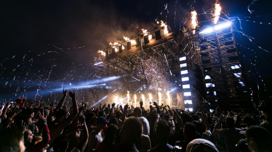 Escenario de un festival de música.