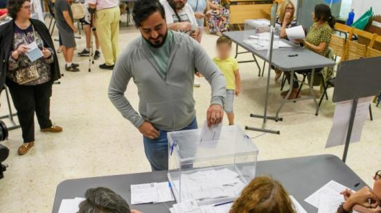 El número 1 de Se acabó la fiesta a las elecciones europeas, Alvise Pérez (c), ejerce su derecho al voto en Sevilla, el 9 de junio de 2024.