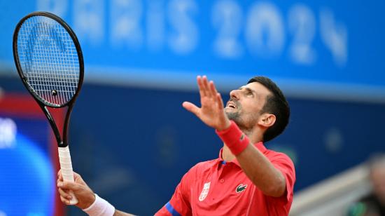 Novak Djokovic durante su partido ante Stefano Tsitsipas este jueves 1 de agosto de 2024.