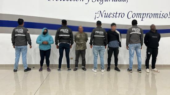 Policía custodia a los cuatro detenidos en un operativo por robo de vehículos en el sector de Nayón, en Quito, este jueves 1 de agosto de 2024.