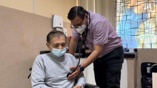 Atención de un paciente en el Hospital de Especialidades Teodoro Maldonado Carbo, del IESS, en Guayaquil, 20 de julio de 2024. Imagen referencial.