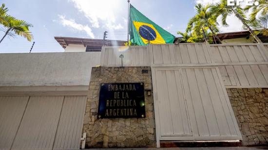 La bandera de Brasil fue izada en la Embajada de Argentina en Caracas, el 1 de agosto de 2024.