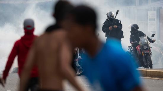 Manifestantes en las calles de Venezuela y la policía en la parte de atrás, 29 de julio de 2024.