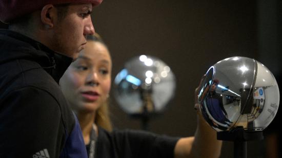 Imagen referencial. Una empleada ayuda a un joven a escanearse el iris, con un dispositivo de escaneo de datos biométricos, a cambio de criptomonedas, el 22 de marzo de 2024 en Buenos Aires, Argentina.