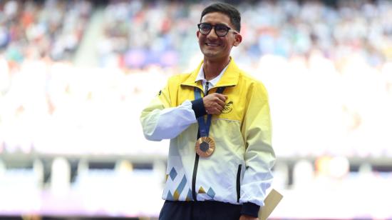 Daniel Pintado sonríe con su medalla de oro en el podio de los Juegos Olímpicos de París, el viernes 2 de agosto de 2024.