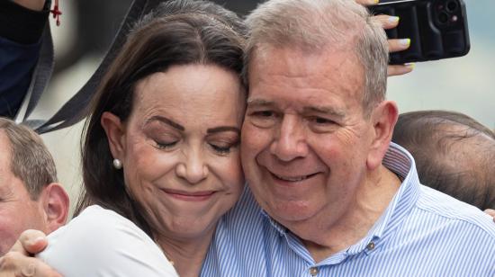 La líder opositora venezolana María Corina Machado (i) abraza a Edmundo González Urrutia en una manifestación de apoyo el 30 de julio de 2024 en Caracas.