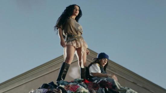 Billie Eilish y Charlie XCX en el videoclip de 'Guess' remix.