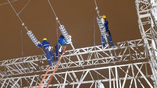 Técnicos de CNEL realizan trabajos de mantenimiento preventivo en una subestación eléctrica de Santa Elena, el 26 de julio de 2024.