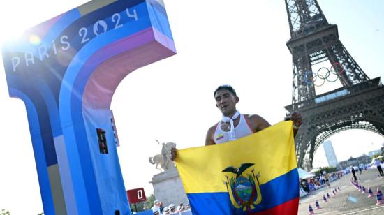 El ecuatoriano Brian Daniel Pintado celebra su triunfo en los 20 km marcha en los Juegos Olímpicos de París 2024