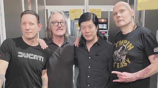 Integrantes de The Smashing Pumpkins con el productor Butch Vig (con lentes).