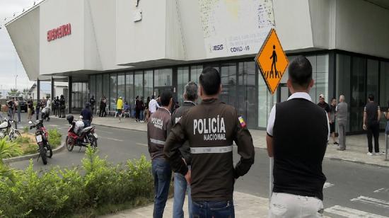 Policías a las afueras del hospital del IESS en Manta, en donde se registró un crimen el 2 de agosto de 2024.