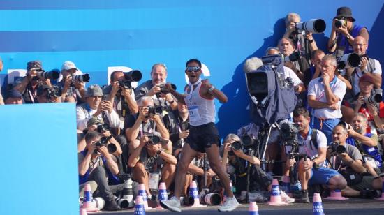 El marchista Daniel Pintado luego de cruzar primero la meta de los 20 kilómetros marcha y consagrarse campeón olímpico, el 1 de agosto de 2024.