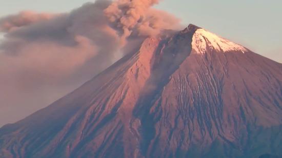 Imagen del Sangay captada desde el refugio del volcán, el 3 de agosto de 2024.