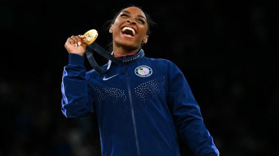 Simone Biles con su medalla de oro en París, 3 de agosto de 2024.