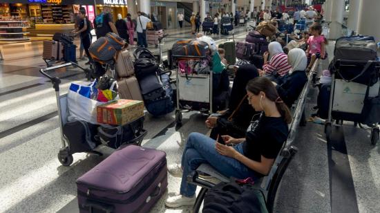 Viajeros esperan para abordar su avión en el aeropuerto Rafik Hariri de Beirut, el 29 de julio de 2024.