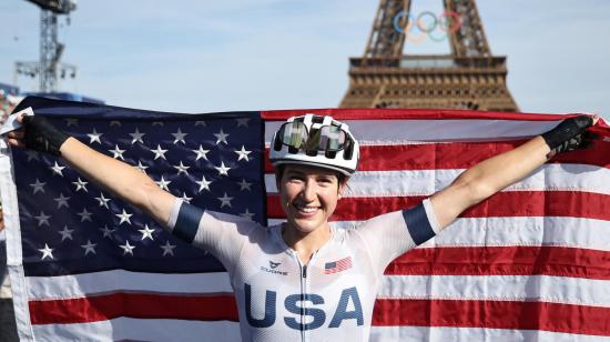 Kristen Faulkner, con la bandera de Estados Unidos, en la meta en París, el 4 de agosto de 2024.