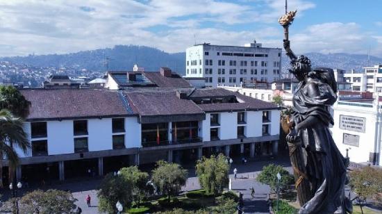 Detalle del Monumento a la Independencia en la Plaza Grande de Quito.