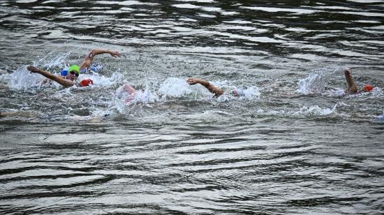 Triatletas compiten en la prueba de triatlón en el río Sena, el 31 de julio de 2024.