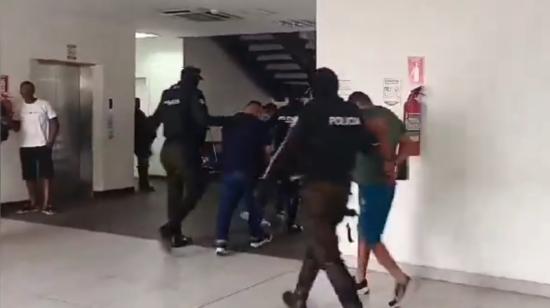 Dos supuestos secuestradores fueron detenidos en flagrancia por la Policía, al noroeste de Guayaquil.