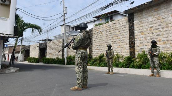 Imagen referencial. Militares en una calle de Manta, el 7 de junio de 2024.