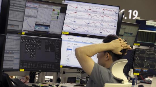 Un 'trader' surcoreano trabaja frente a monitores en el Banco Hana en Seúl, Corea del Sur, el 2 de agosto de 2024.