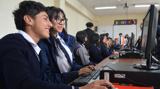 Estudiantes en una aula de clases del colegio Herlinda Toral, de Cuenca, el 19 de abril de 2023.