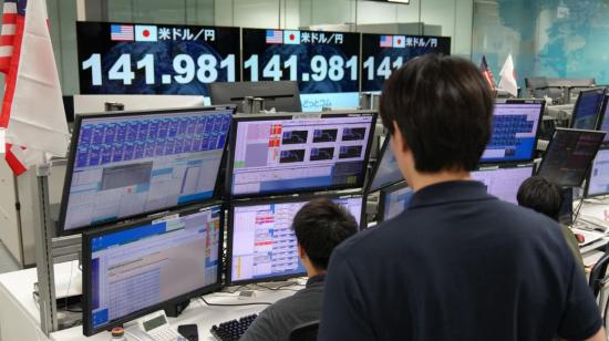 Monitores que muestran el tipo de cambio entre el yen japonés y el dólar estadounidense en Tokio, Japón, el 5 de agosto de 2024.