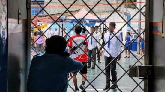 Estudiantes juegan voleibol durante el receso de un colegio privado en el sur de Durán, el 1 de agosto de 2024.