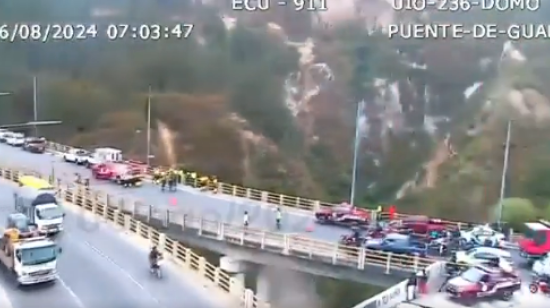 Personal de Bomberos de Quito y la Policía Nacional en labores de rescate en el puente de Gualo, en la avenida Simón Bolívar, en la madrugada del 6 de agosto de 2024.